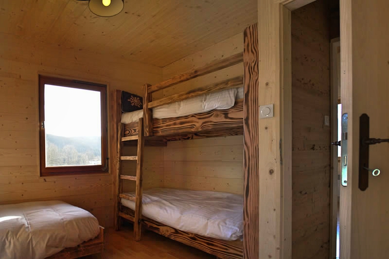 Flocon bedroom on the first floor with a double bed and a bunk bed