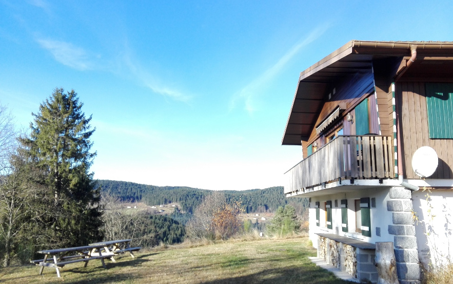 L’angle gauche et le jardin du chalet