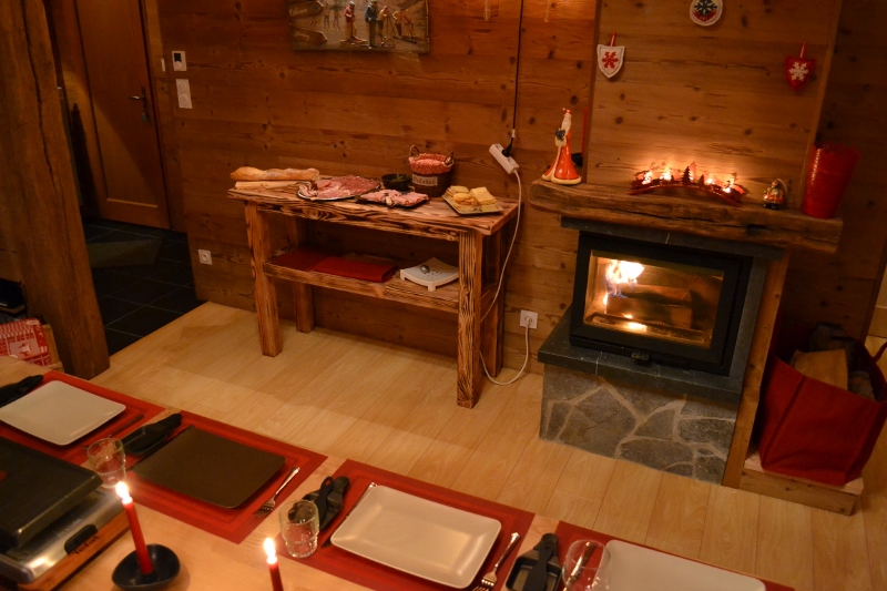 La cheminée, la table et le hall d’entrée