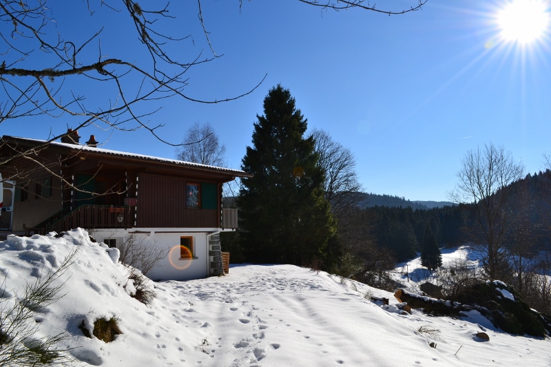 Le chalet en hiver vu depuis le chemin